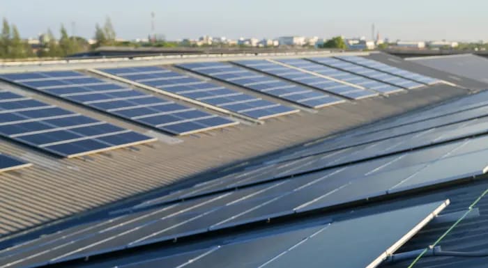 Panneaux solaire sur toit industriel ou tertiare