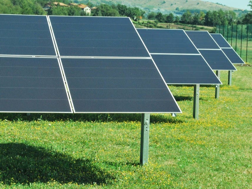 support photovoltaique avec des coins contendants pouvant blesser les animaux