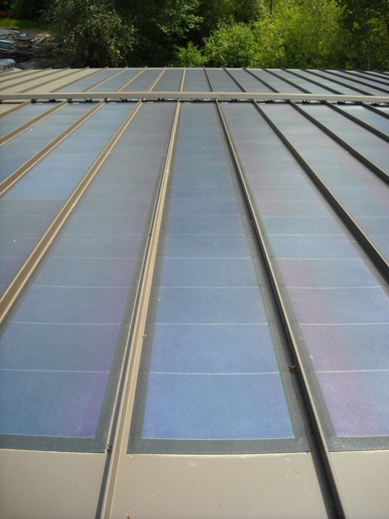 Emplacement : Lakota Middle School, Federal Way, WA, USA. Panneaux de toiture en métal avec des panneaux photovoltaïques à couche mince (vue rapprochée).