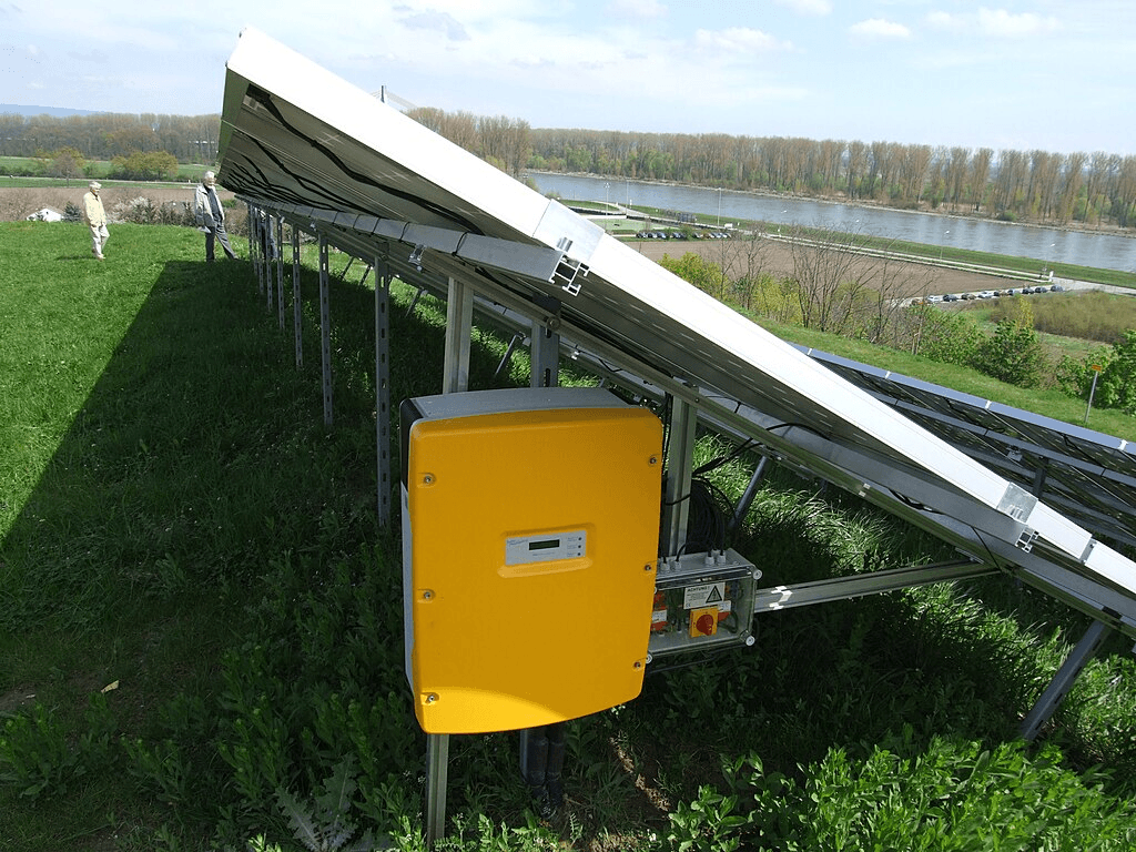 Colline de déchets de Spire : Installation solaire sur le versant est. Ici, un aperçu d'un onduleur de la société SMA Solar Technology AG ; en arrière-plan, le Rhin.