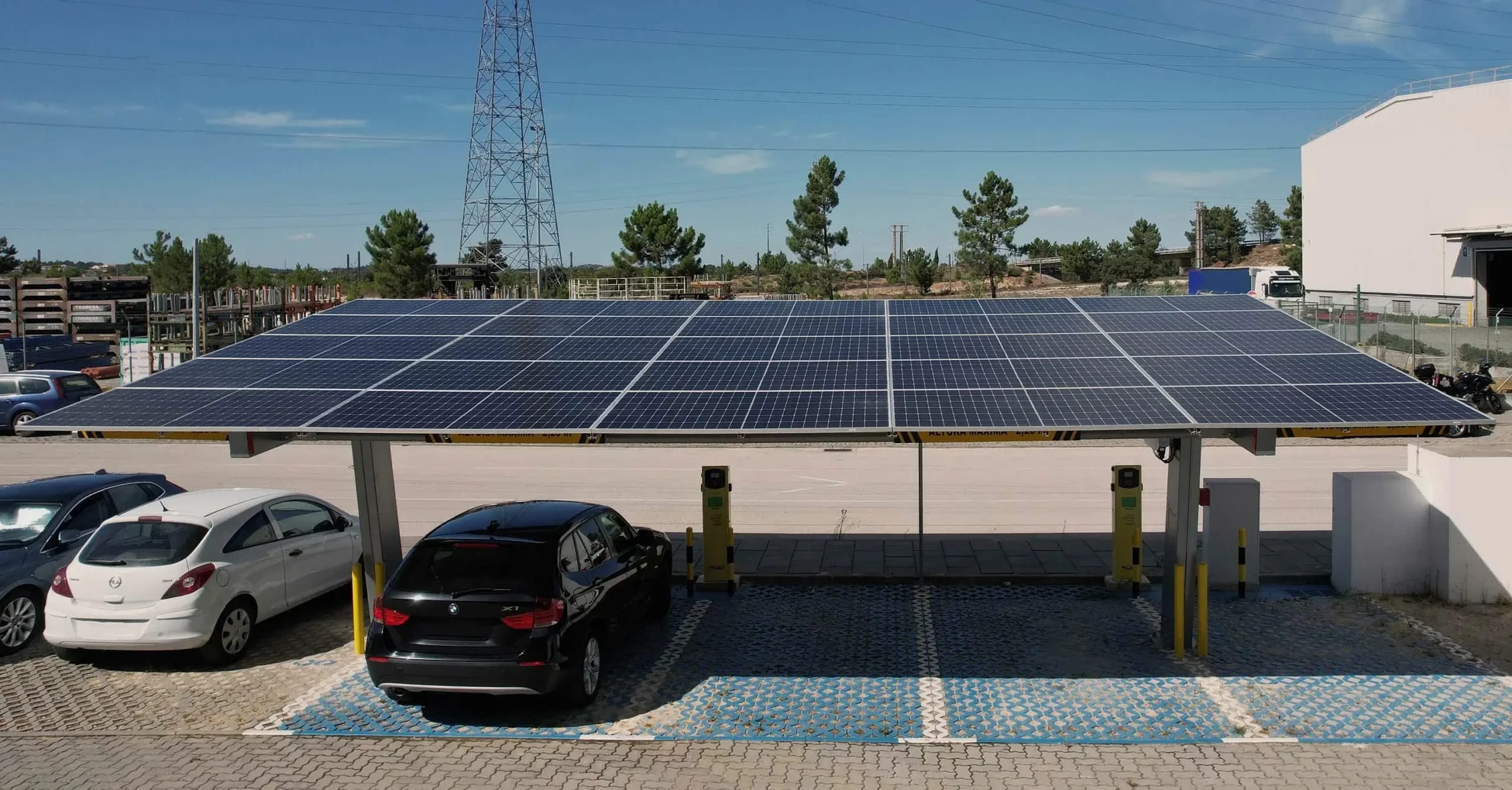 Ombrière solaire.