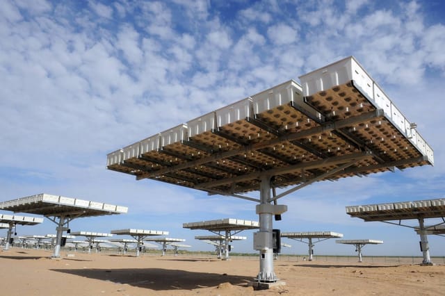 Modules photovoltaïques à concentration (CPV) sur des suiveurs solaires à deux axes à Golmud, en Chine.