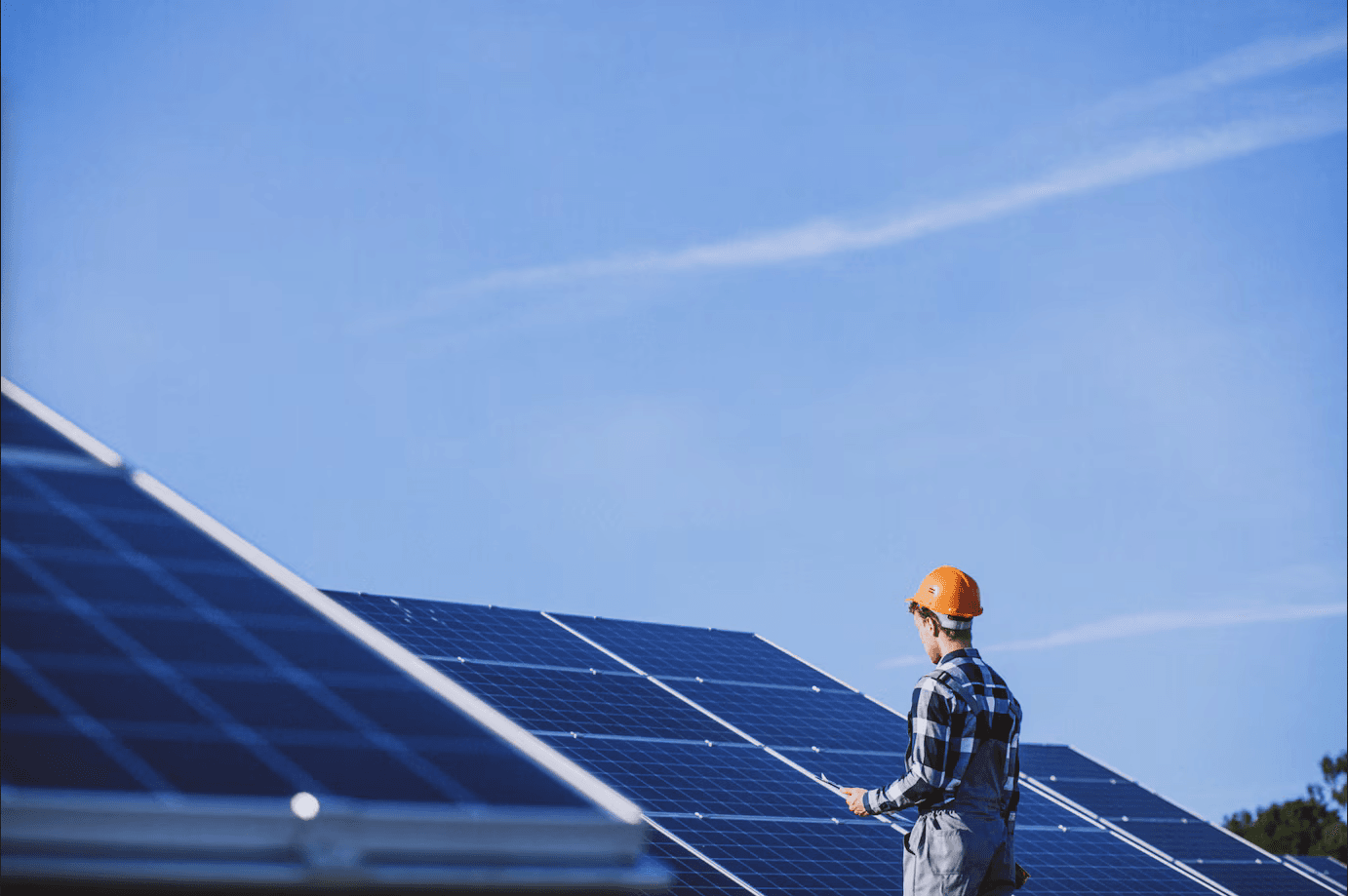 Personne travaillant dans une ferme solaire.