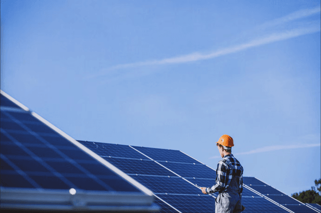 Personne travaillant dans une ferme solaire.