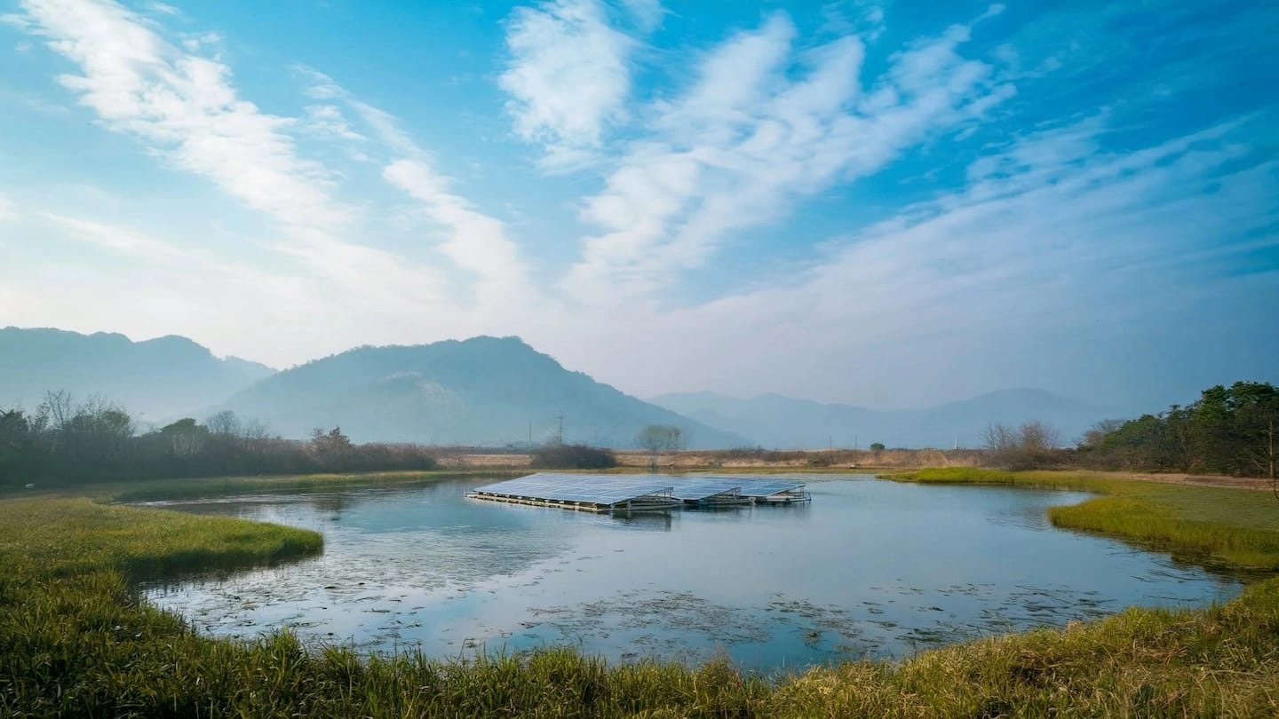 illustation d'un lac pouvant accueillir des panneaux solaires.