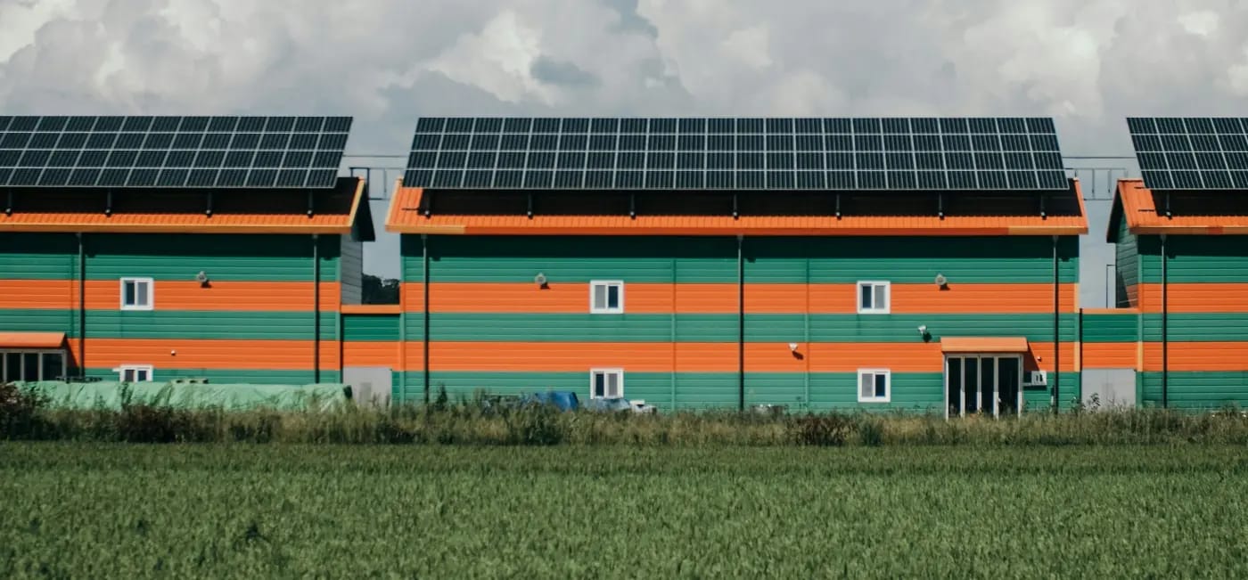 Image de batiment avec des panneaux solaires