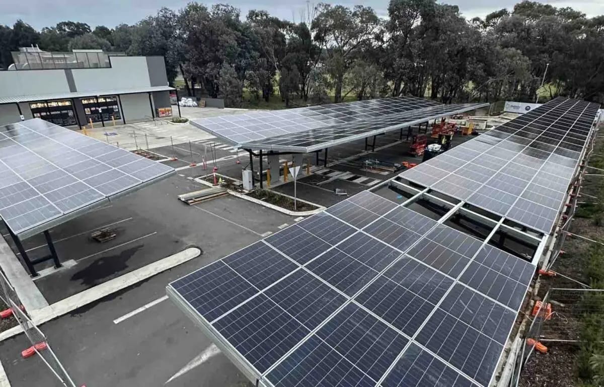 Illustration d'une ombrière photovoltaïque sur un parking.