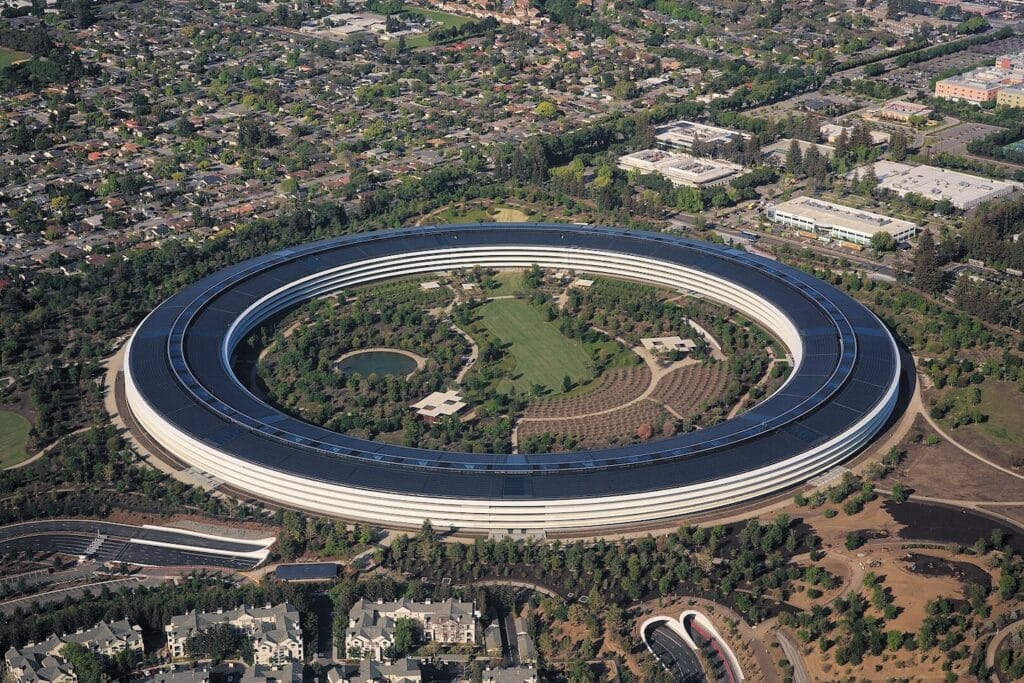 Vue aérienne Apple Park en Californie. Le toit est recouvert de panneaux solaire