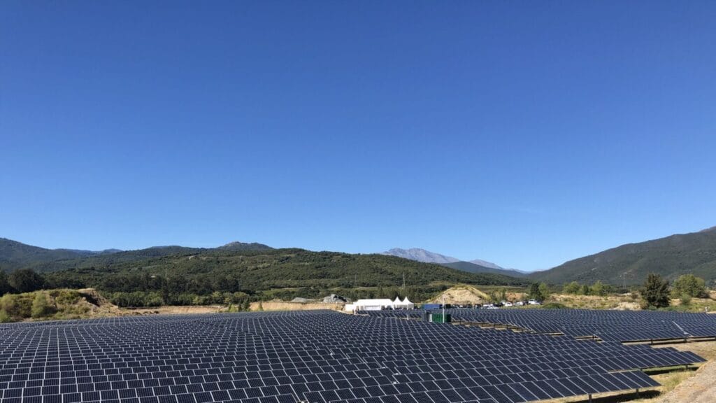 Corsica Sole a officiellement inauguré mardi à Giuncaggio (Haute-Corse) la troisième de quatre centrales solaires qui doivent former "le plus important programme solaire photovoltaïque avec stockage jamais réalisé en Corse", permettant de fournir fin 2019 en énergie 4.000 foyers. • © Anne-Marie Leccia / ViaStella