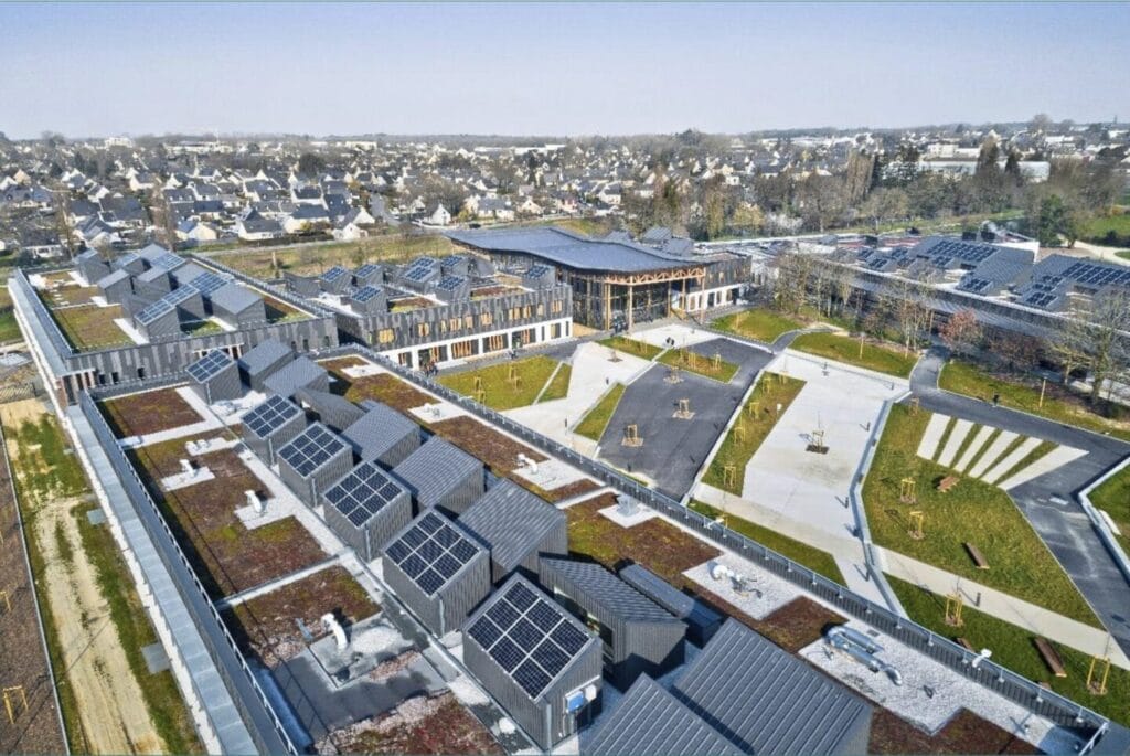 Construction du Lycée Simone Veil à Liffré (35) : vue sur les toits végétalisés et les
panneaux photovoltaïques © Jérôme Sevrette
