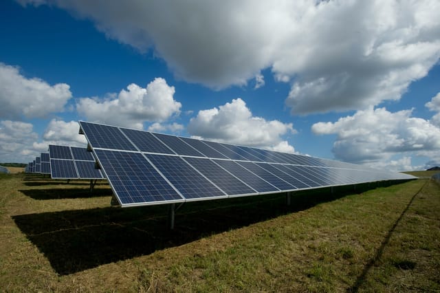 Panneaux solaires dans un champs